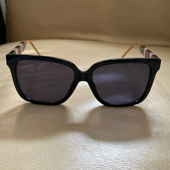 GUCCI Sunglasses - Picture 1 of 4
